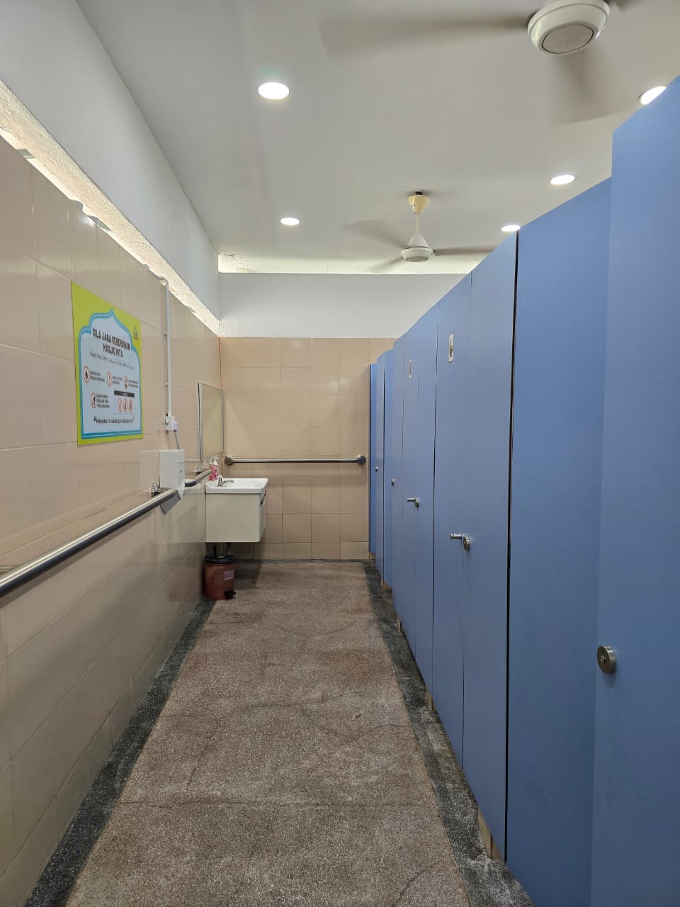 Laluan ke Tandas Awam Masjid Al-Mujahideen