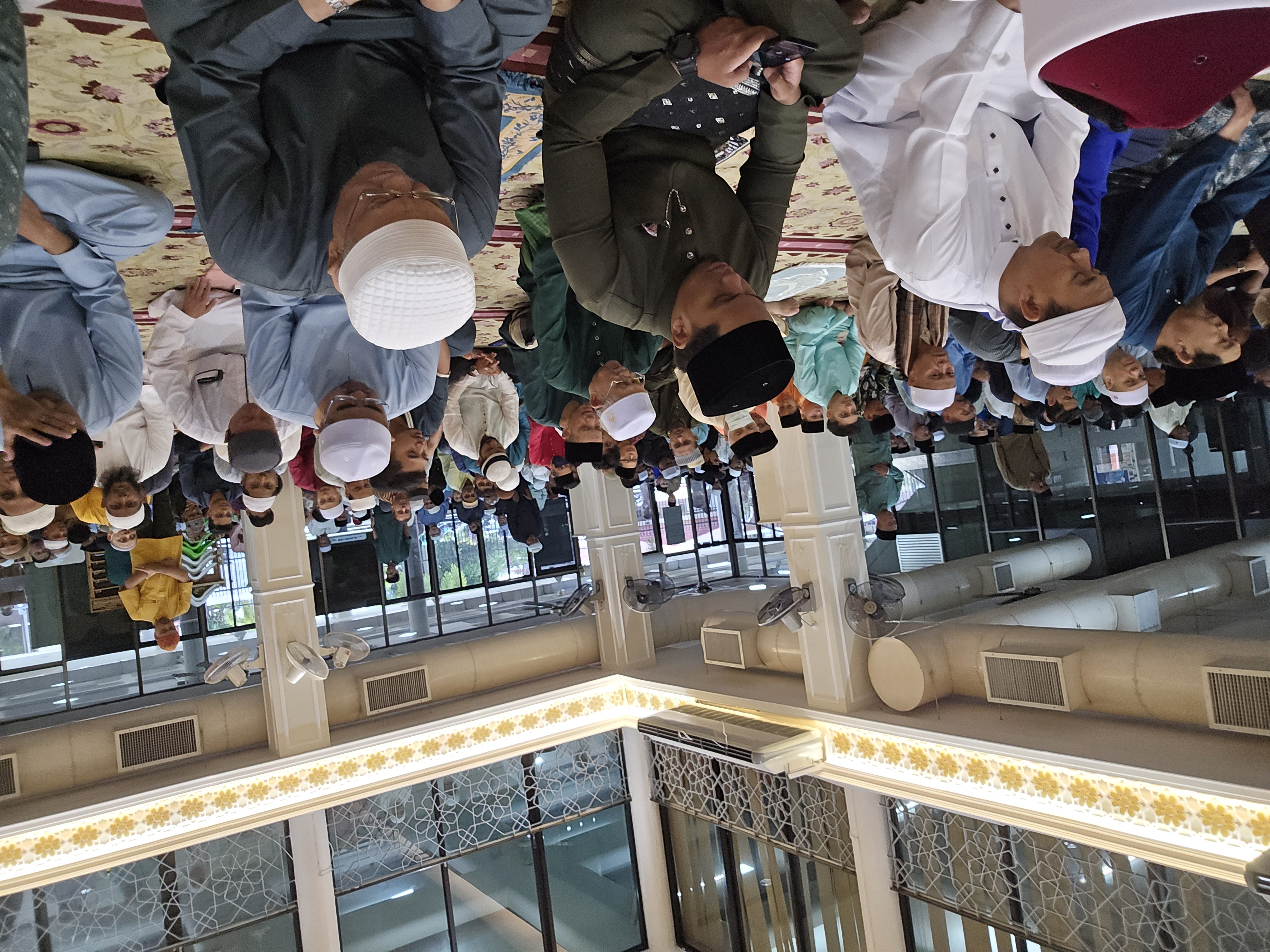Suasana Dewan Solat Utama. Jemaah bertakbir raya