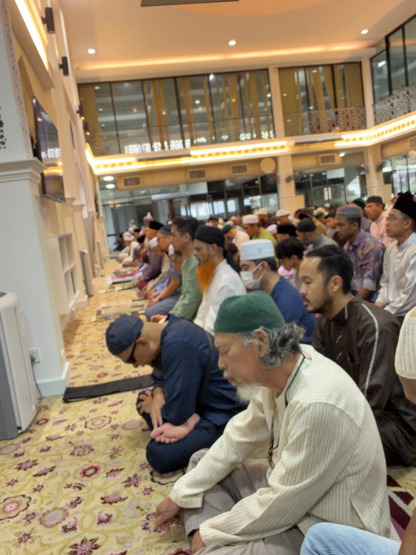 Suasana Dewan Solat Utama. Jemaah bertakbir raya