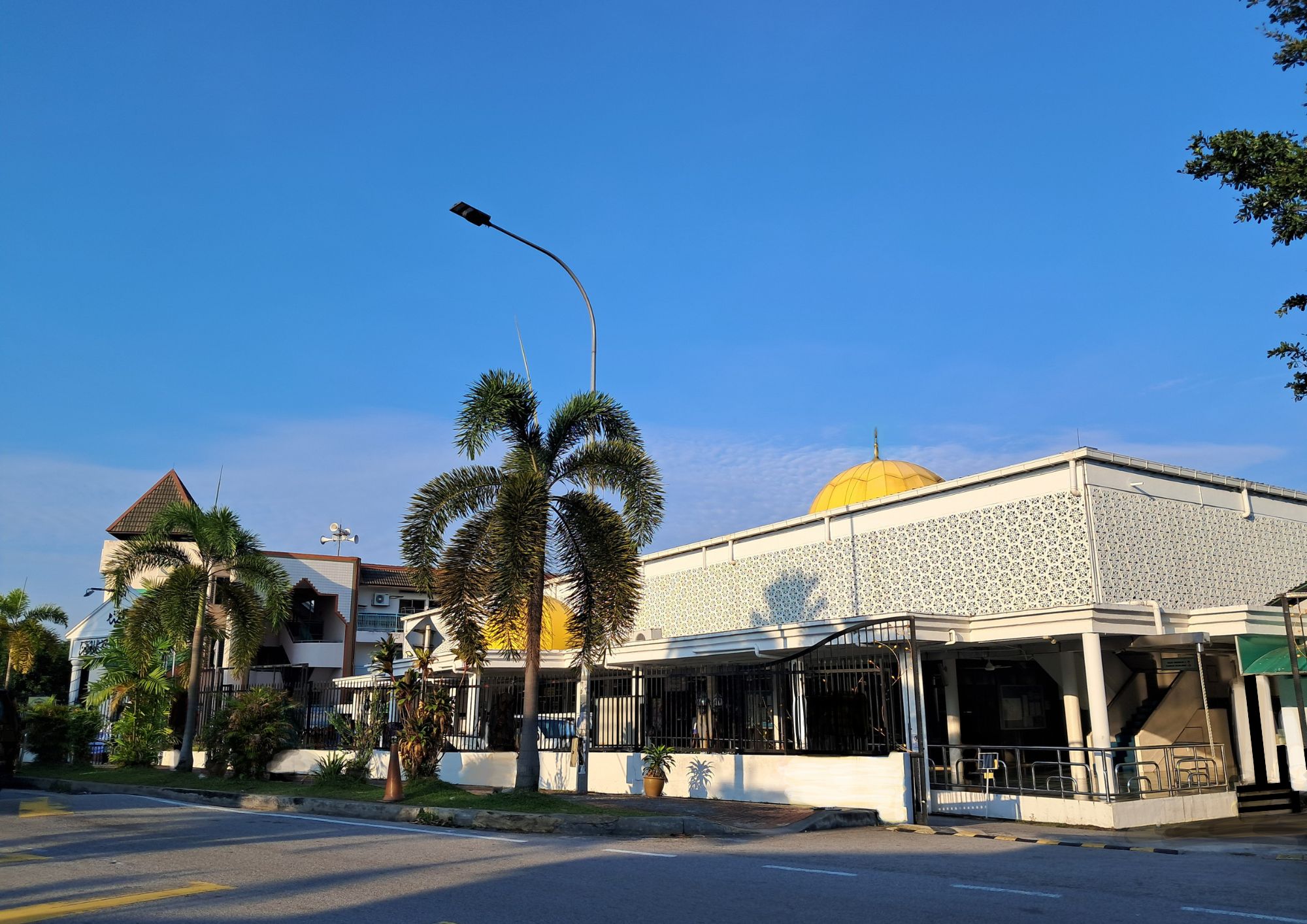 Pandangan hadapan Masjid Al-Mujahideen Damansara Utama terkini
