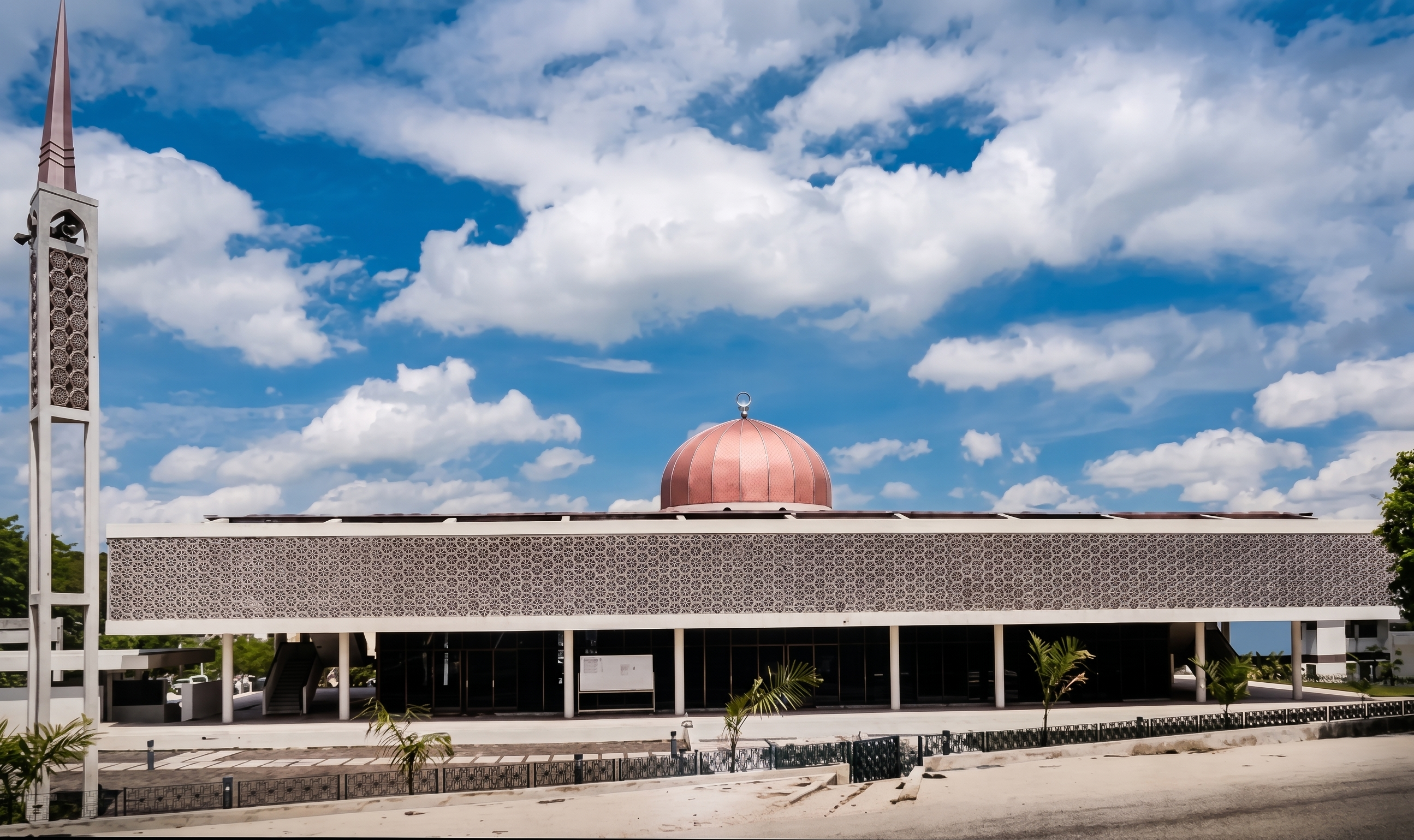 Pandangan hadapan Masjid Al-Mujahideen Damansara Utama pada 13 Julai 1983