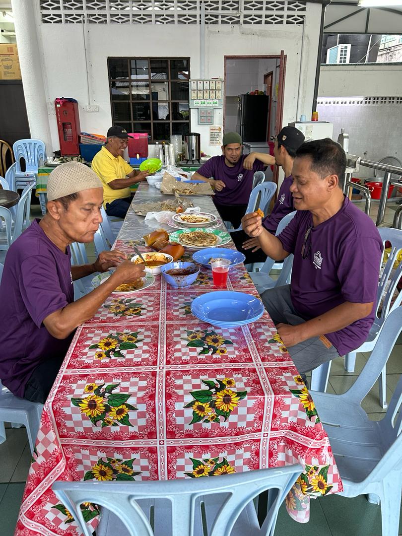 Petugas dan sukarelawan bersarapan terlebih dahulu sebelum memulakan proses kerja melapah daging korban.